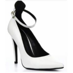 Venus White Pump